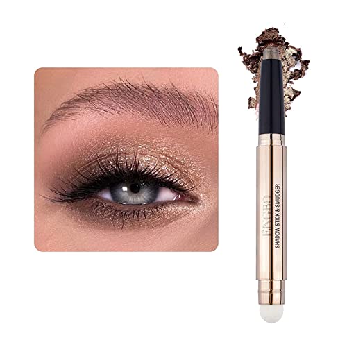 Dark skin looks stunning with black eyeshadow.