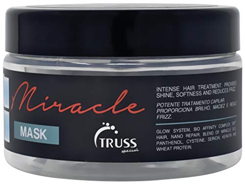 Frizz-fighting hair mask for easy detangling.