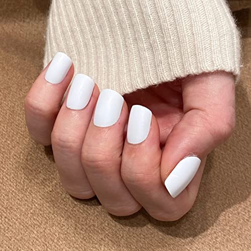 Simple Christmas acrylic nails design tutorial. - Image 3