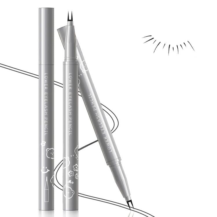 Bottom lid black eyeliner: a simple and bold look.