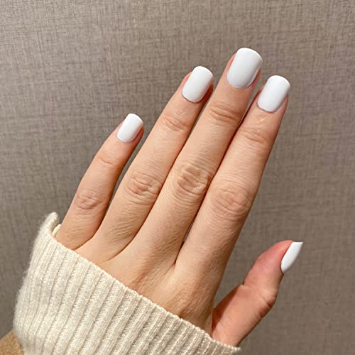 Simple Christmas acrylic nails design tutorial. - Image 2