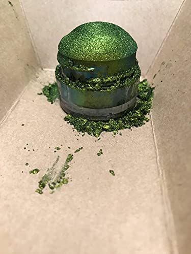 Green eyeshadow inspired by Asian beauty trends. - Image 4