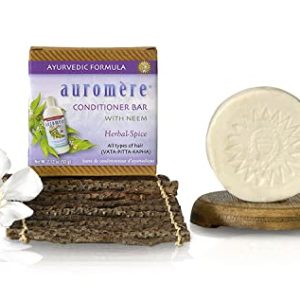 Solid conditioner for hair, no plastic packaging.