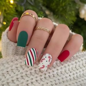 Christmas Short Press on Nails Square Fake Nails Red Green Acrylic Press on Nails Full Cover Candy Cane Green Red Twill Design Christmas False Nails with Glue Matte Glue Stick on Nails for Women 24PCS