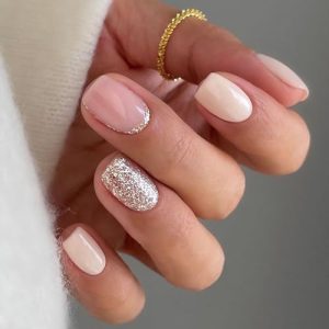 Sparkly silver stick-on nails with glitter.