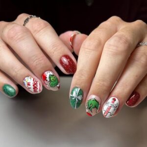 24 Pcs Almond Press on Nails Short Christmas Fake Nails with Cute Cartoon Pattern Red and Green Full Cover Stick on Nails Glitter Designs Acrylic Nails Glue on Nails for Women ＆ Girls Christmas Nails