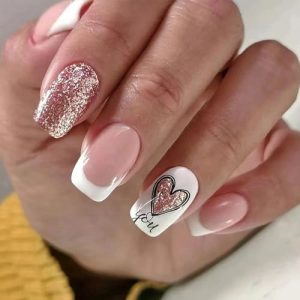 Valentines Day Press on Nails Medium Square Glitter Fake Nails Coffin Acrylic Nails with Shining Heart Designs Valentines Nails Full Cover Glue on Nails Artificial False Nails for Women Manicure 24Pcs