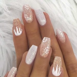 Christmas Press on Nails Medium Nude Coffin Fake Nails with Snowflake Designs Glue on Nails Glitter Xmas False Nails Glossy Full Cover Artificial Acrylic Nails for Women 24 Pcs