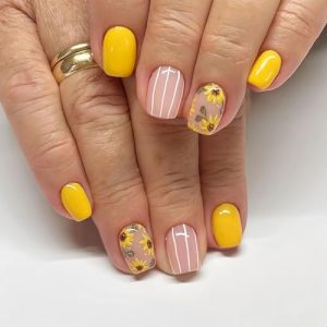 Flower Press on Nails Short Square Fake Nails, Yellow Sunflower Acrylic Nails Tip, Spring Summer Nude Glossy Gel False Nails Kits Natural Fit Stick on Nails Glue 24Pcs