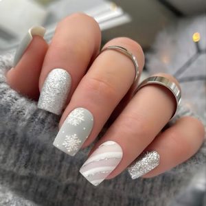 Christmas Short Press on Nails Square, Silver Glitter Fake Nails With Snowflake Stripe Pattern Design Artificial Acrylic False Nails Cute Stick on Nails 24pcs Glue on Nails For Women