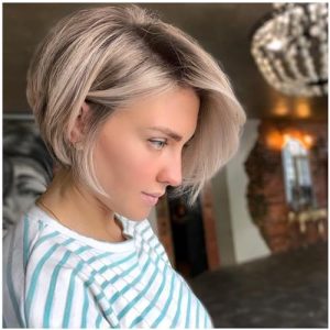 Short Blonde Mixed Brown Bob Wigs for White Women Synthetic Ombre Blonde Pixie Layered Straight Wig with Dark Roots Charming Natural Short Hair Wigs for Women Daily Holiday Party Use