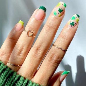 Medium Square Press on Nails St. Patrick's Day Fake Nails Acrylic Glossy False Nails with Yellow Green shamrock French Designs Artificial Stick on Nails Gel Glue on Nails for Women and Girls 24 Pcs