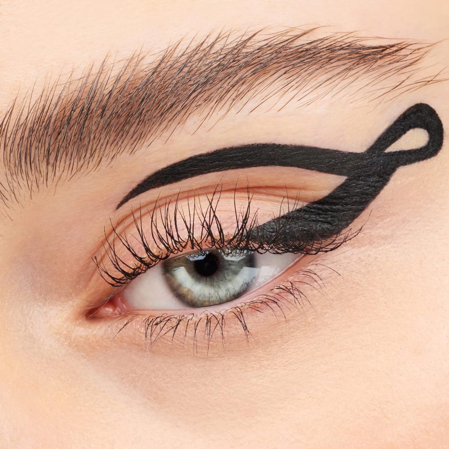 essence | Stay & Play Gel Eyeliner | Super Soft Gel-like Texture | Waterproof & Longlasting | Vegan & Cruelty Free (01 Black Raven) - Image 4