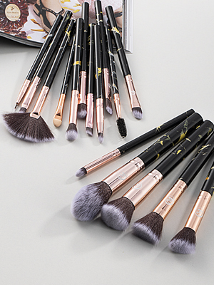 111 Makeup Brushes Detail