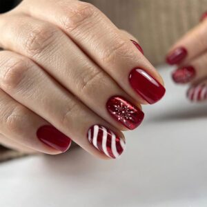Christmas Snowflake Press on Nails Glossy Red Curve Line Acrylic Fake Nails 24Pcs Candy Stripes False Nails Gel Glue on Nails for Manicure Snowflake Stick on Short Square Nails for New Years Gifts