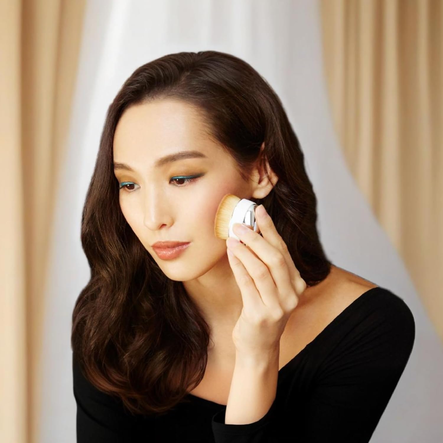Artis Elite Palm Makeup Brush Luxury Synthetic Cosmefibre Brush Ideal For Foundation, SPF, Skincare Use With Liquids, Powders, and Creams Creates A Streak-Free Application - Image 4