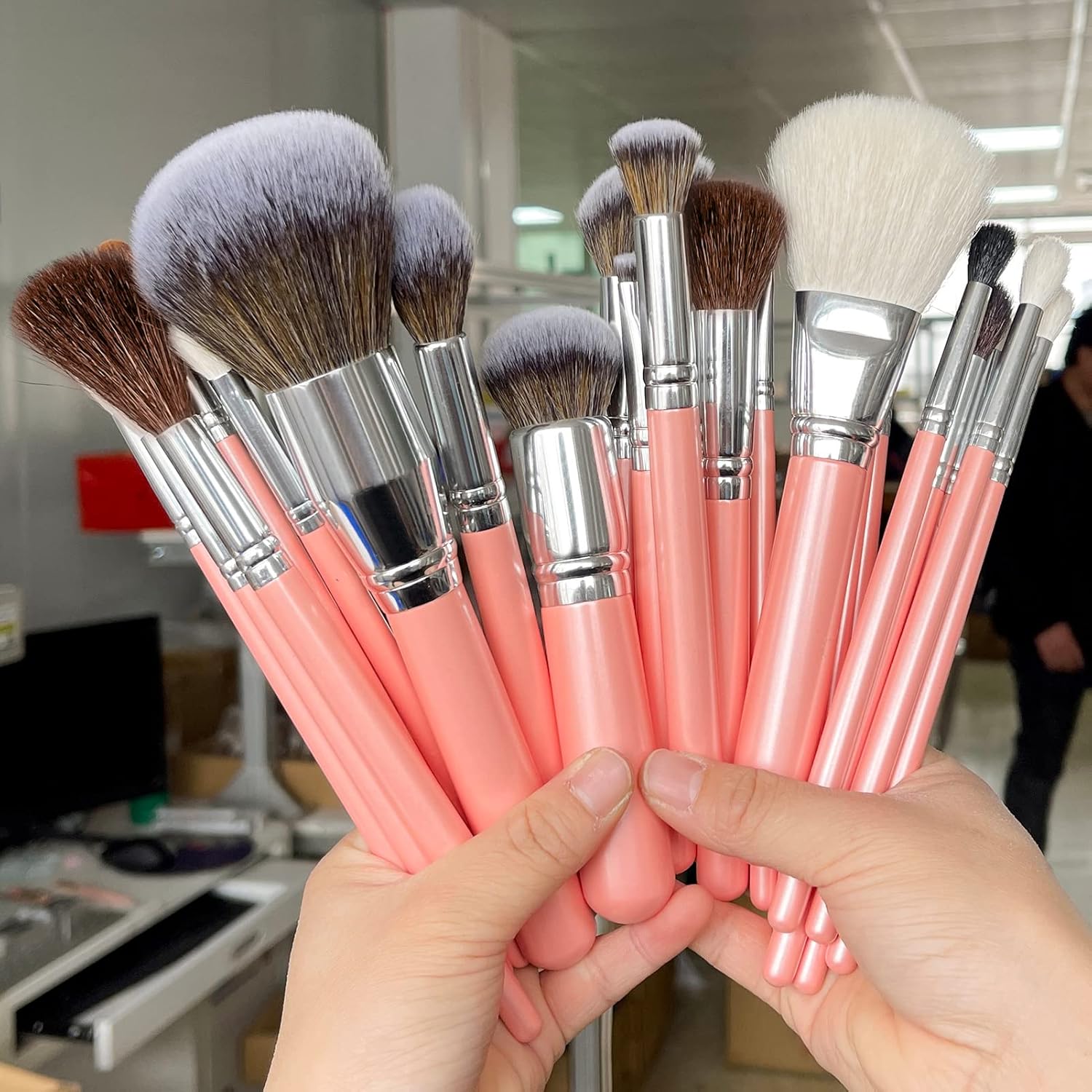 Bueart Design 26-Piece Pearl Pink Natural Goat Hair Makeup Brush Set - Image 3
