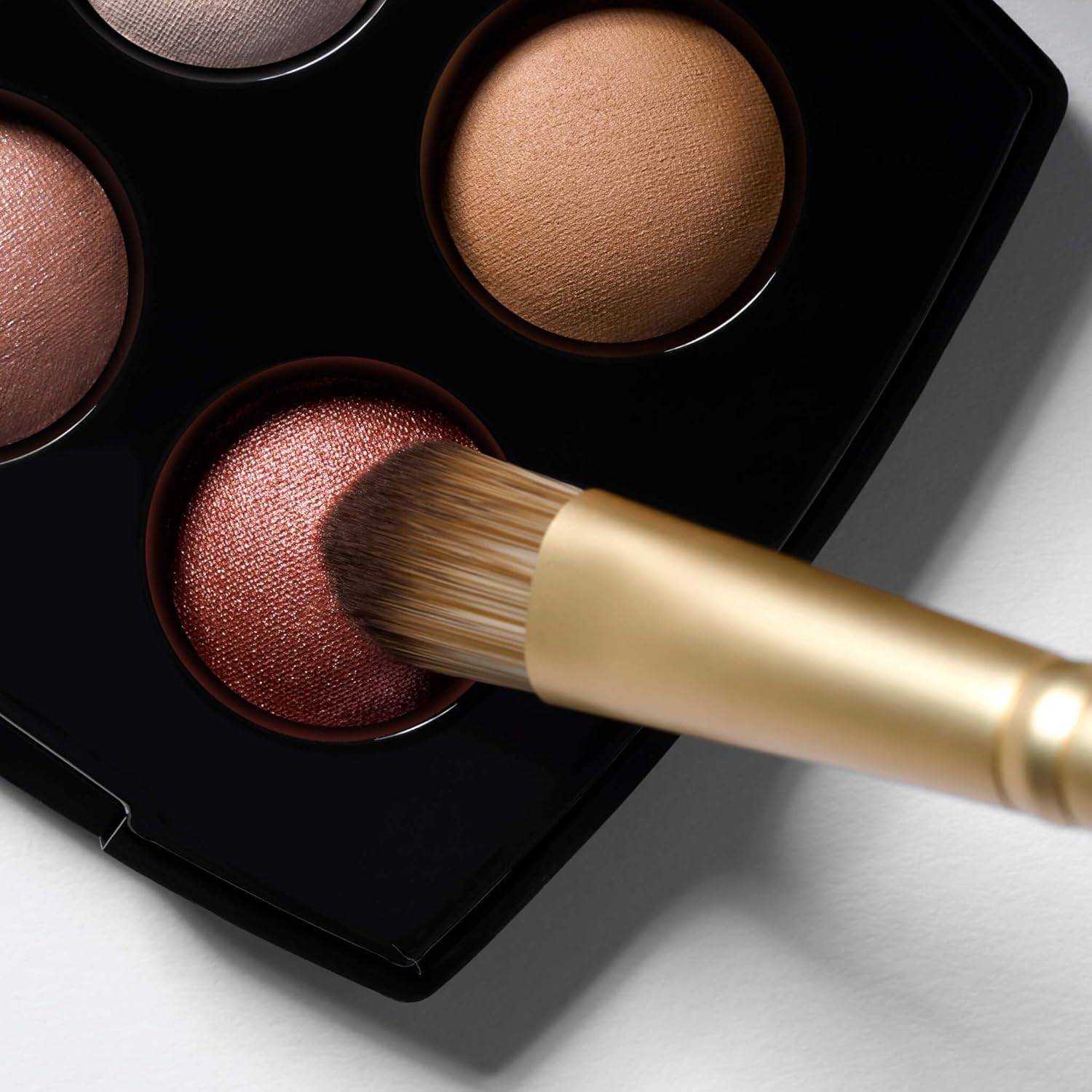 LAURA GELLER NEW YORK Dual-Ended Eyeshadow Brush - Domed Shader & Blending Brush for Baked and Pressed Eyeshadow Application - All Over Eye Makeup Brush - Image 4