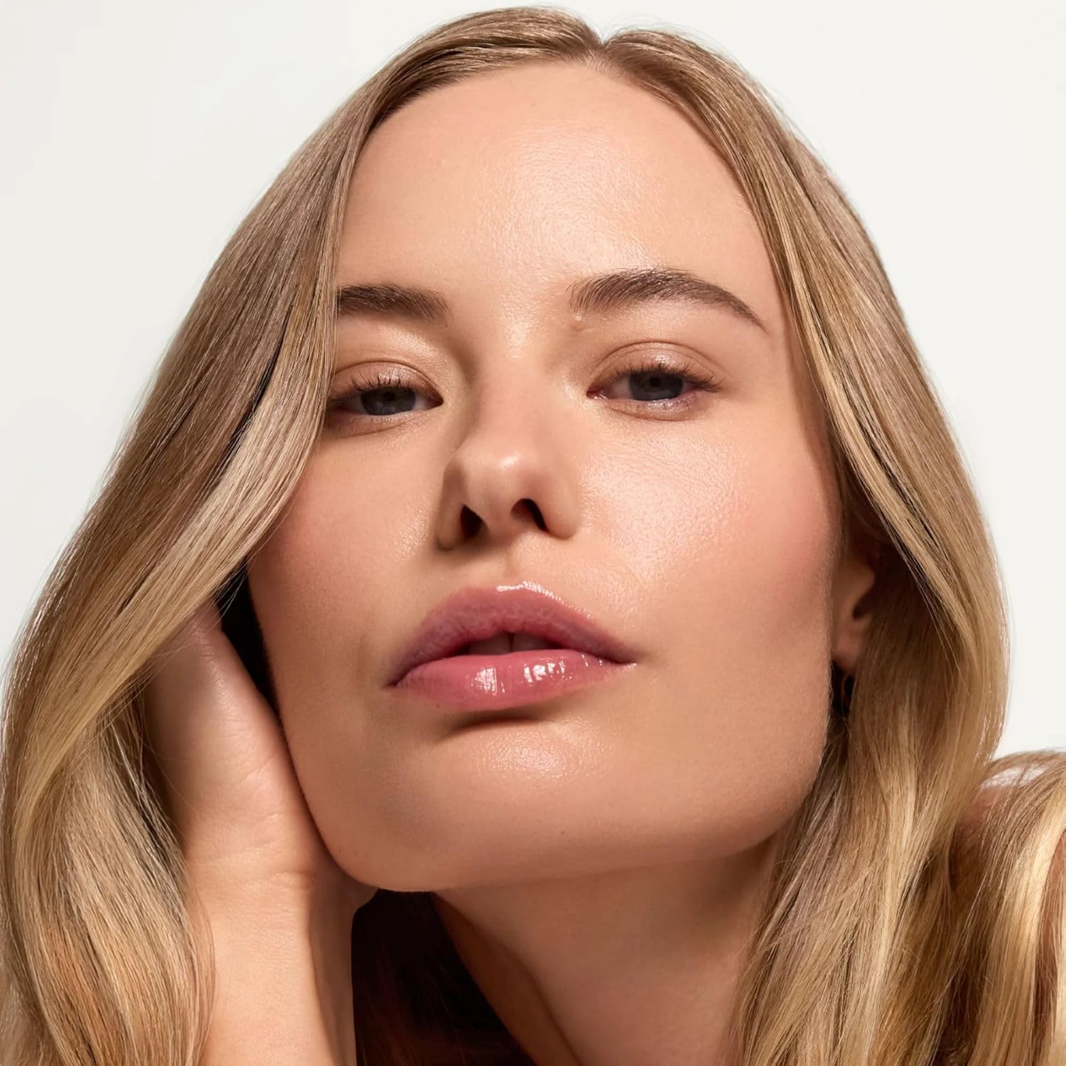 Summer Fridays Sheer Skin Tint - Tinted Moisturizer with Hyaluronic Acid - Helps Diminish Uneven Skin Tone - Sheer to Light Coverage - Shade 4.5 - Medium with Cool Peach Undertones (1 Fl Oz) - Image 4