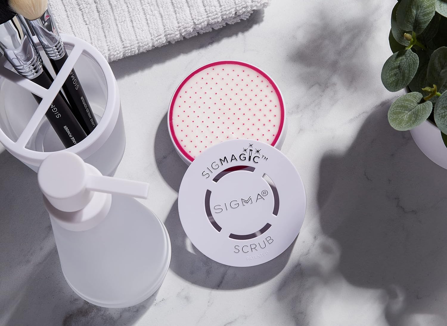 Sigma Beauty Portable 2-in-1 SigMagic Scrub โ Solid, Professional Grade Makeup Brush Cleaner with Silicone Texture to Quickly and Effectively Remove Makeup Residue & Build Up on Makeup Brushes (1pc) - Image 7