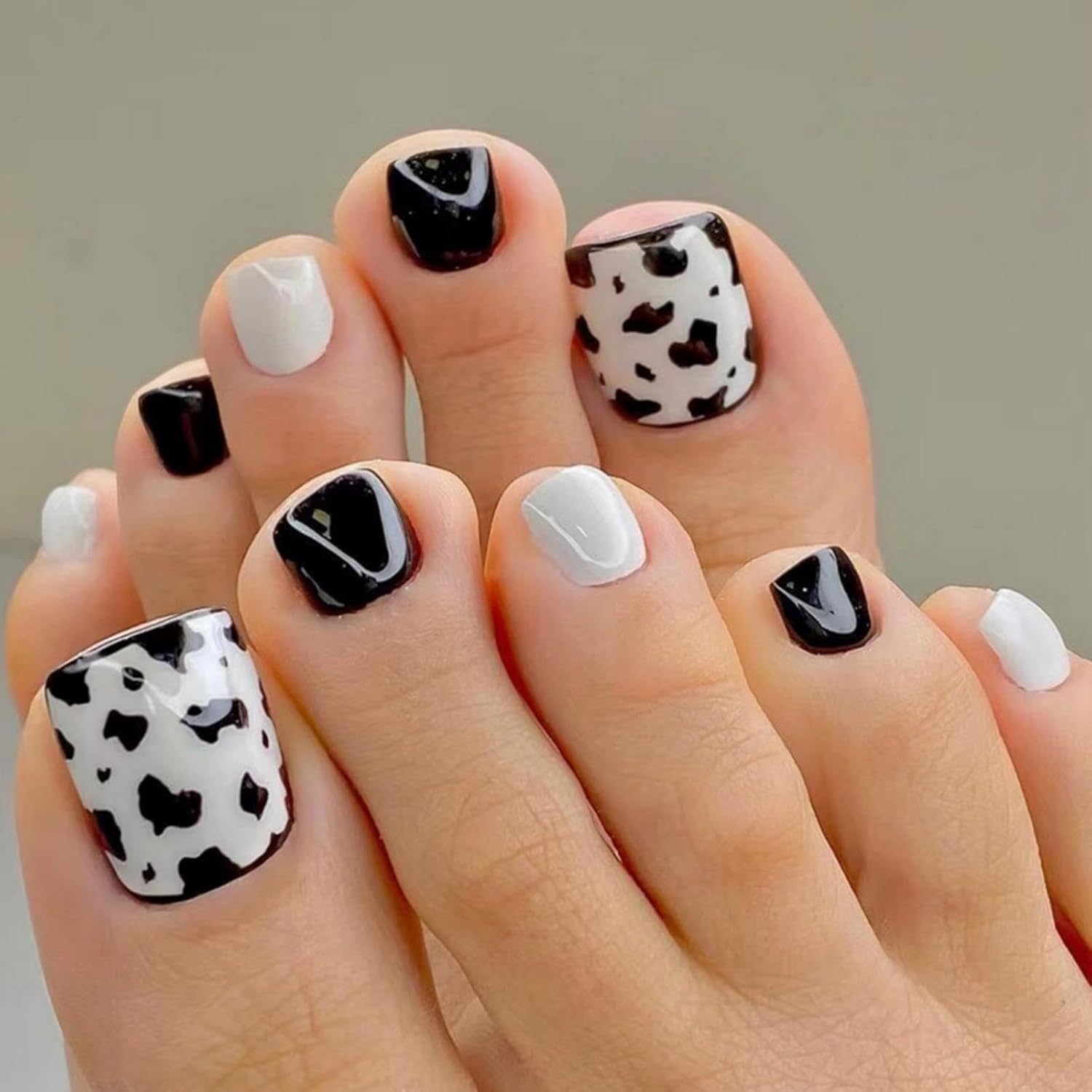 Black White Press on Toenails Short Square False Toenails with Cow Print Design Full Cover Stick on Toenails Cute Spring Glue on Toenails Glossy Summer Fake Toe Nails for Women Girls Manicure 24Pcs