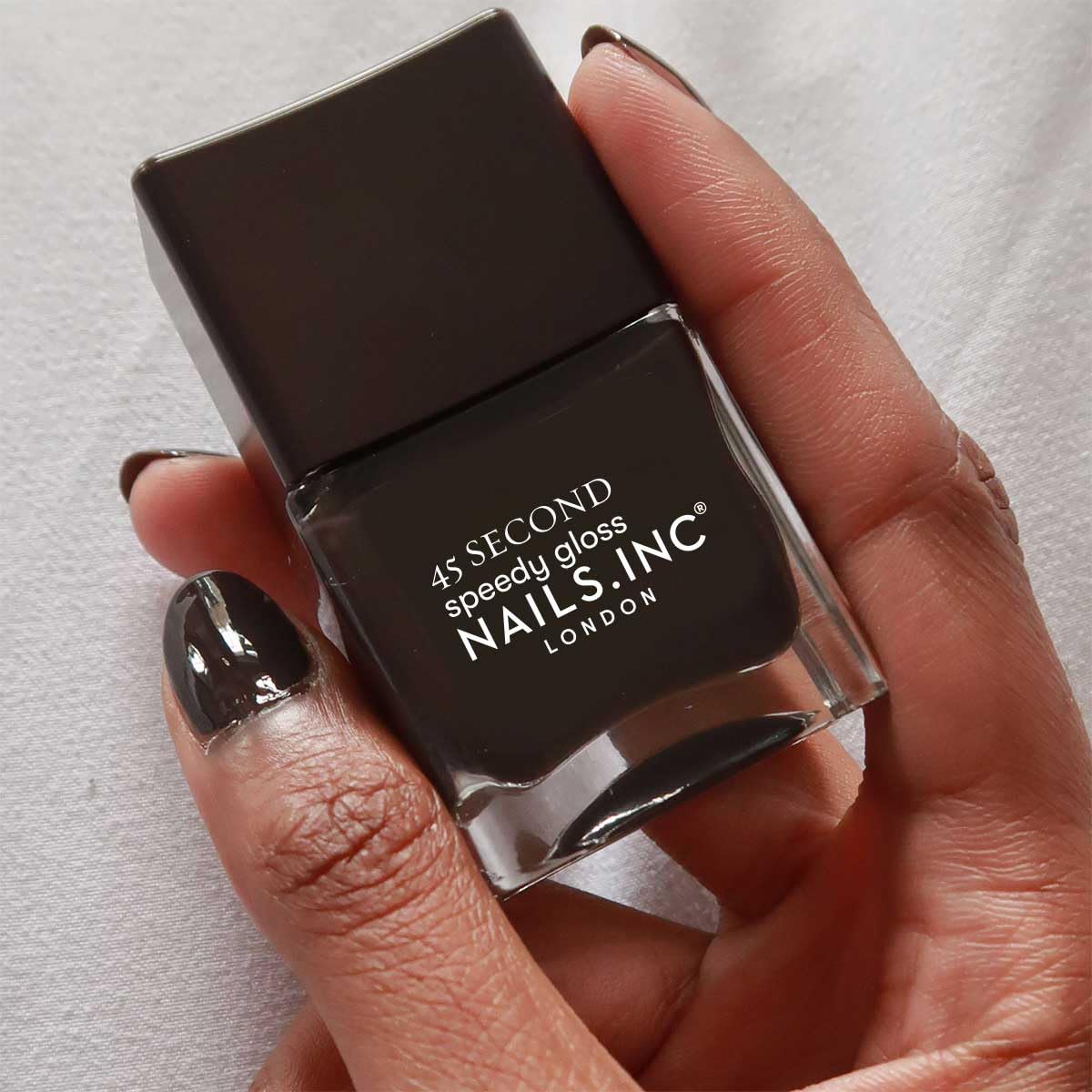 Nails Inc 45 Second Speedy Gloss, Chelsea, Dark Brown, Glossy, No Chip, Long Lasting, Quick Dry, Air Dry, Professional Manicures & Pedicures, Fingernails & Toenails, Vegan Nail Polish, 0.47 Fl Oz - Image 5