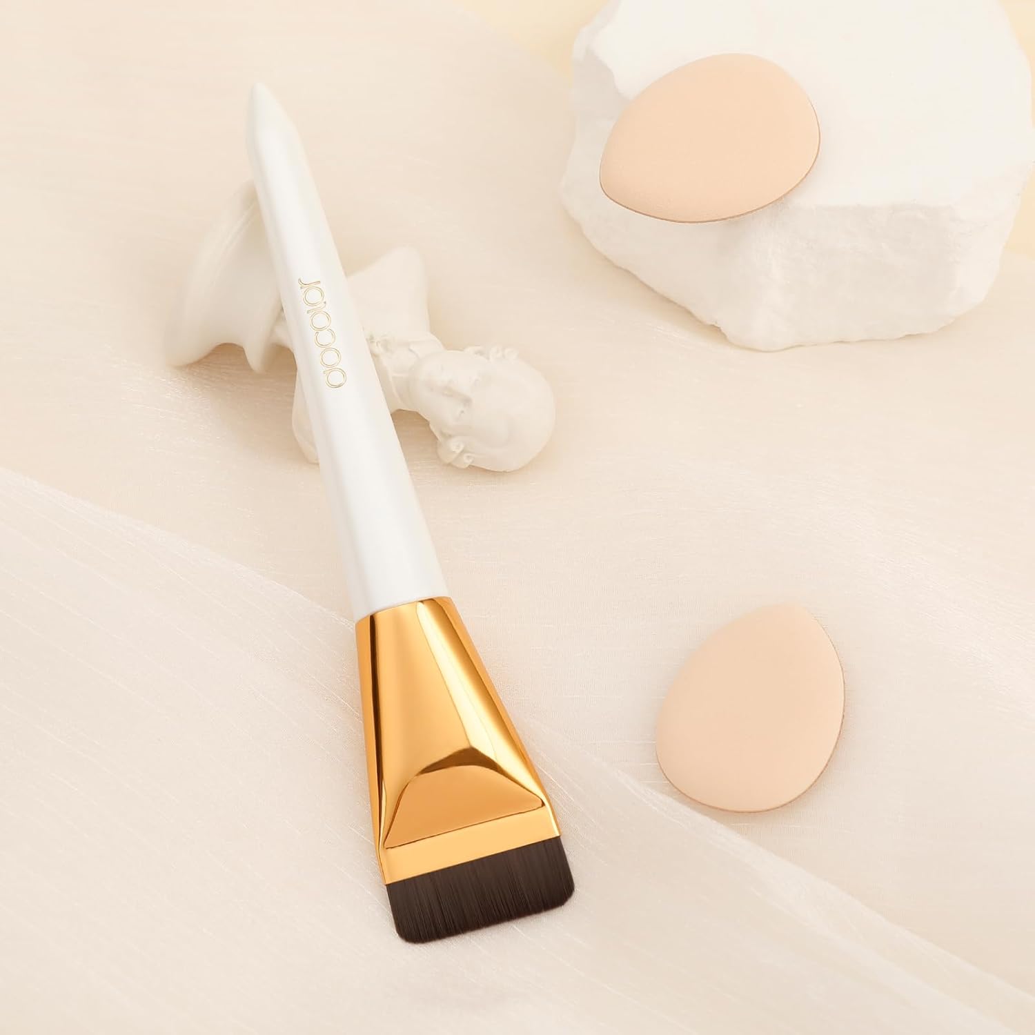 Docolor Flat Foundation Brush with 2 Mini Powder Puffs for Liquid Makeup Application - Image 4