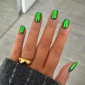 KQueenest St Patrick's Day Chrome Emerald Green Press on Nails Short Square, Glitter Fake Nails Press Ons, Sparkle Metallic Acrylic Nails Glazed Gel Glue on Nails for Women Party Wear in 24 Pcs