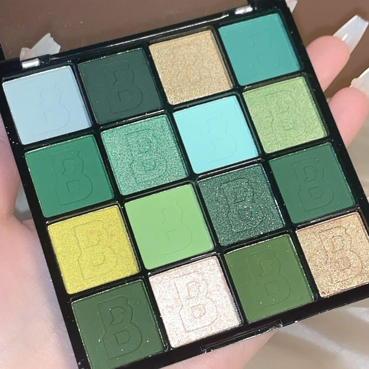 St Patricks Day16 Colors Green Glitter Matte Eyeshadow Makeup Palette,Forest Green Yellow Colorful Eye Shadow Plattet Highly Pigmented Dark Green Eyeshadow for Cosplay Halloween SFX