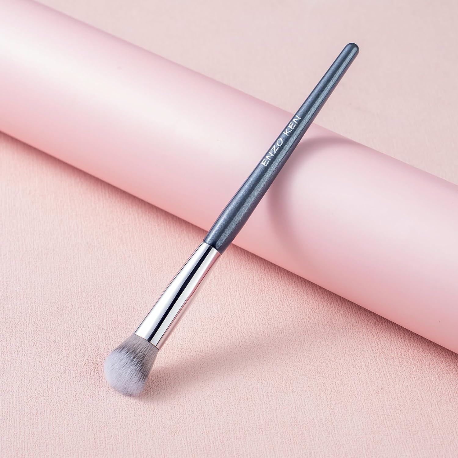 Angled Kitten Paw Concealer Brush for Under Eye and Nose Contour Makeup - Image 2
