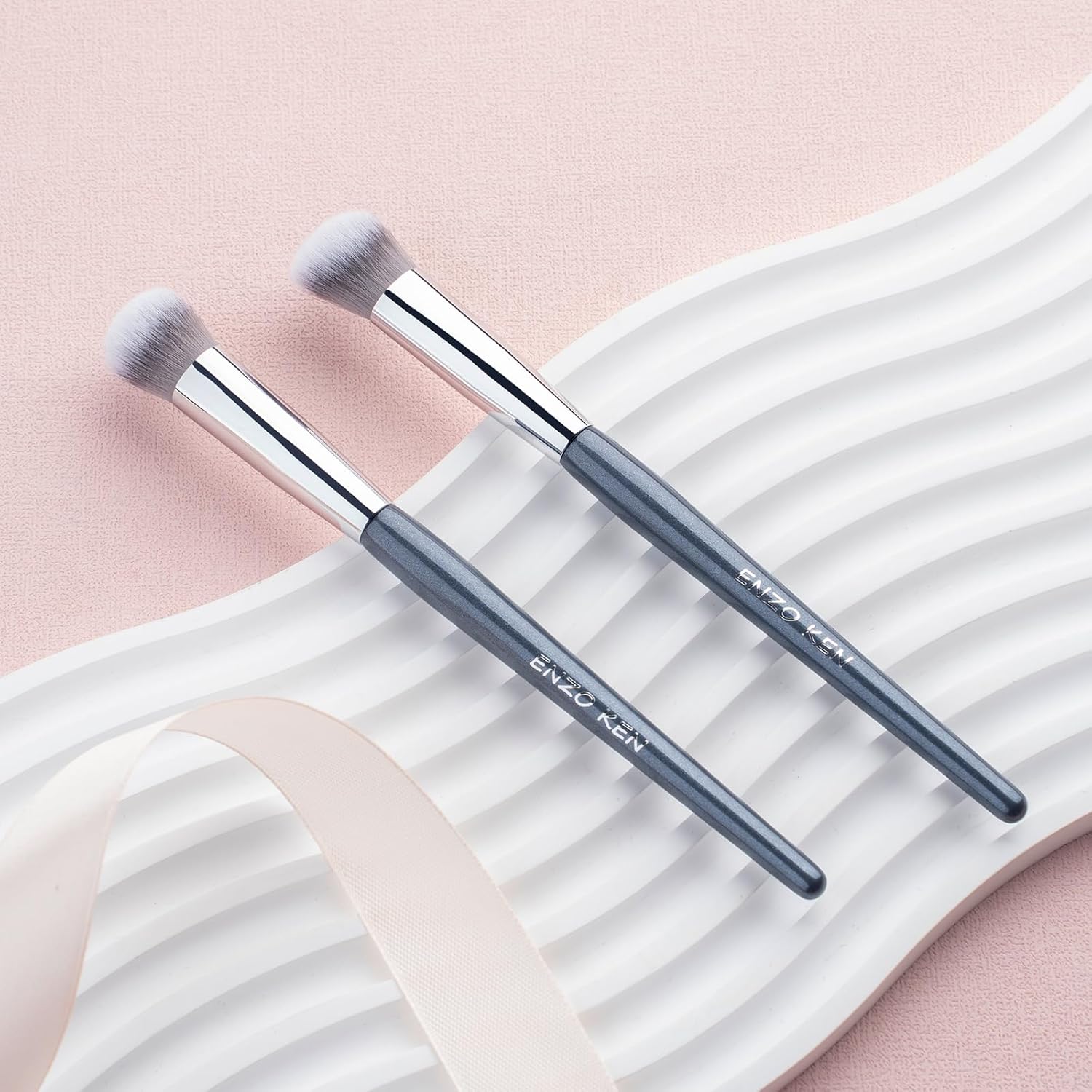 Angled Kitten Paw Concealer Brush for Under Eye and Nose Contour Makeup - Image 7