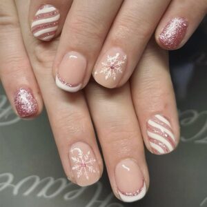 Christmas Fake Nails Short French Tips Press on Nails with Glitter Snowflake Wavy Stripe Design Glossy Glue on Nails Pink Cute Christmas Acrylic Nails DIY Winter Xmas False Nails for Women Girls 24Pcs