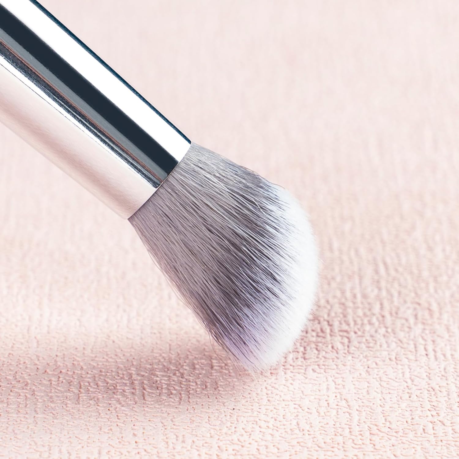 Angled Kitten Paw Concealer Brush for Under Eye and Nose Contour Makeup - Image 3