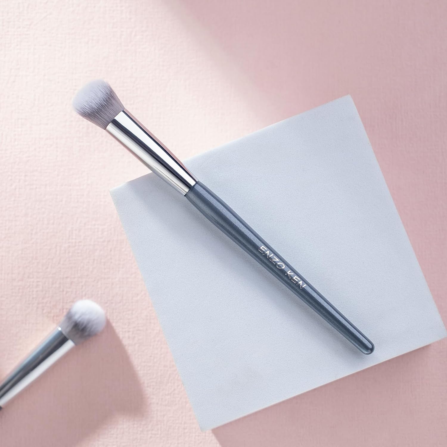 Angled Kitten Paw Concealer Brush for Under Eye and Nose Contour Makeup - Image 8