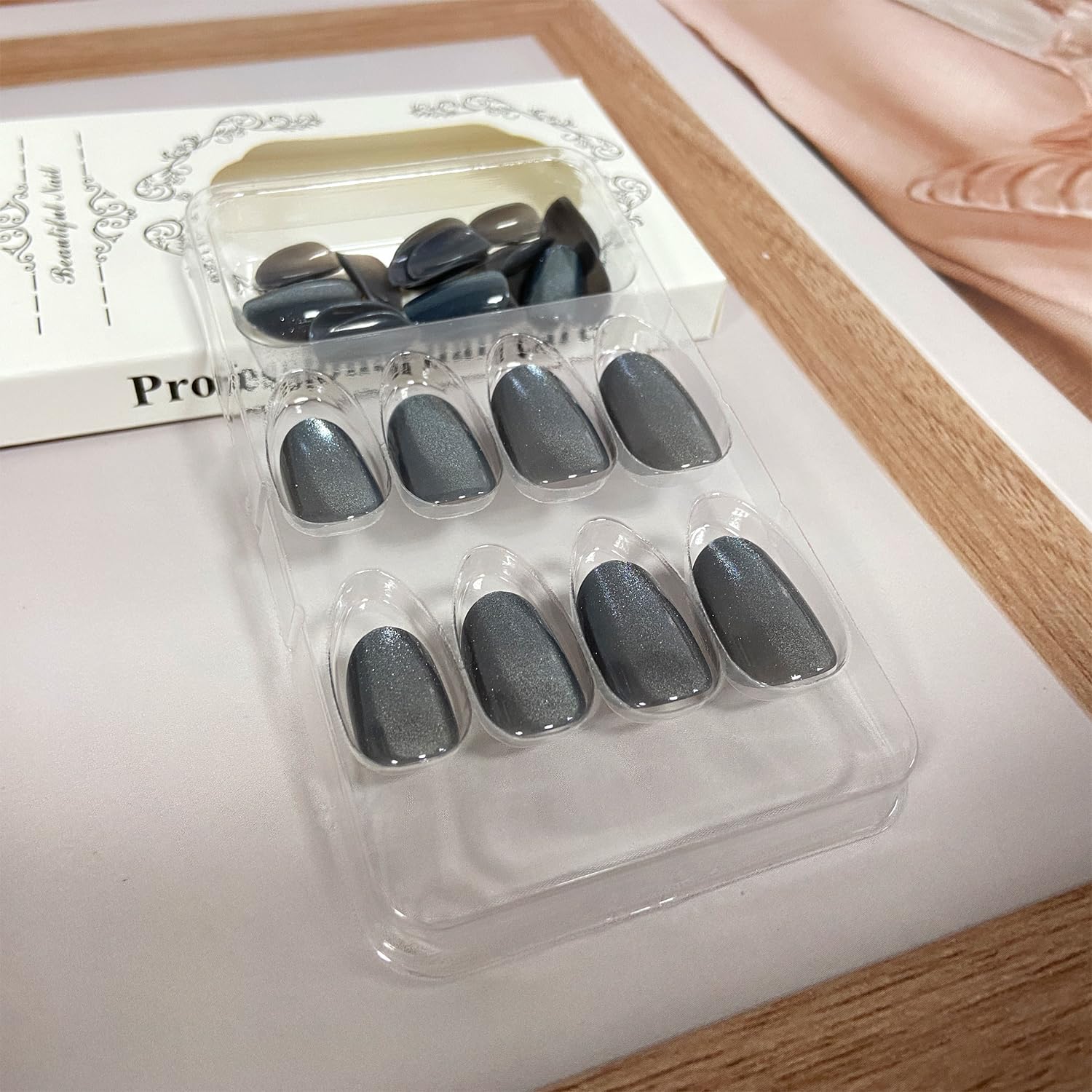 Glossy Grey Oval Short Press-On Nails with Cat Eye Glitter Designs, 24 Pieces - Image 4