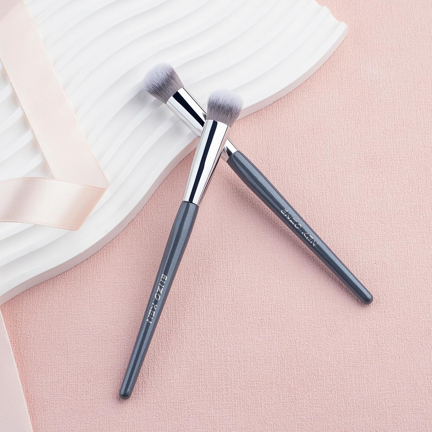 Angled Kitten Paw Concealer Brush for Under Eye and Nose Contour Makeup - Image 6