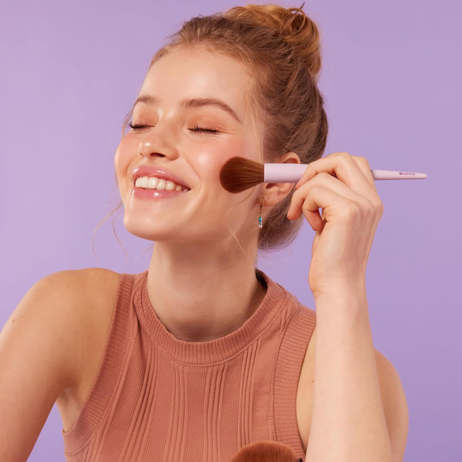 Essence Vegan Cruelty-Free Long Bristle Powder Makeup Brush for Flawless Application and Blending - Image 4