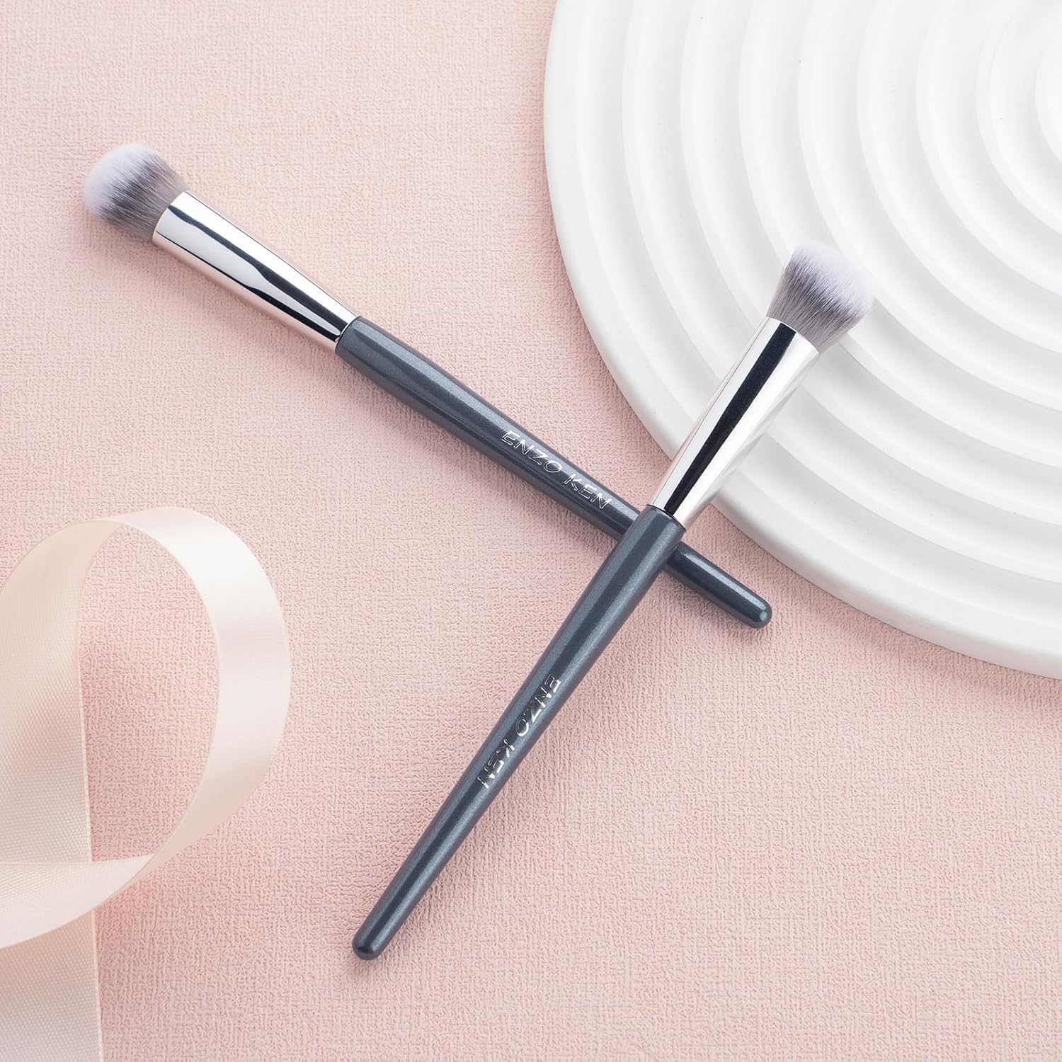 Angled Kitten Paw Concealer Brush for Under Eye and Nose Contour Makeup - Image 9