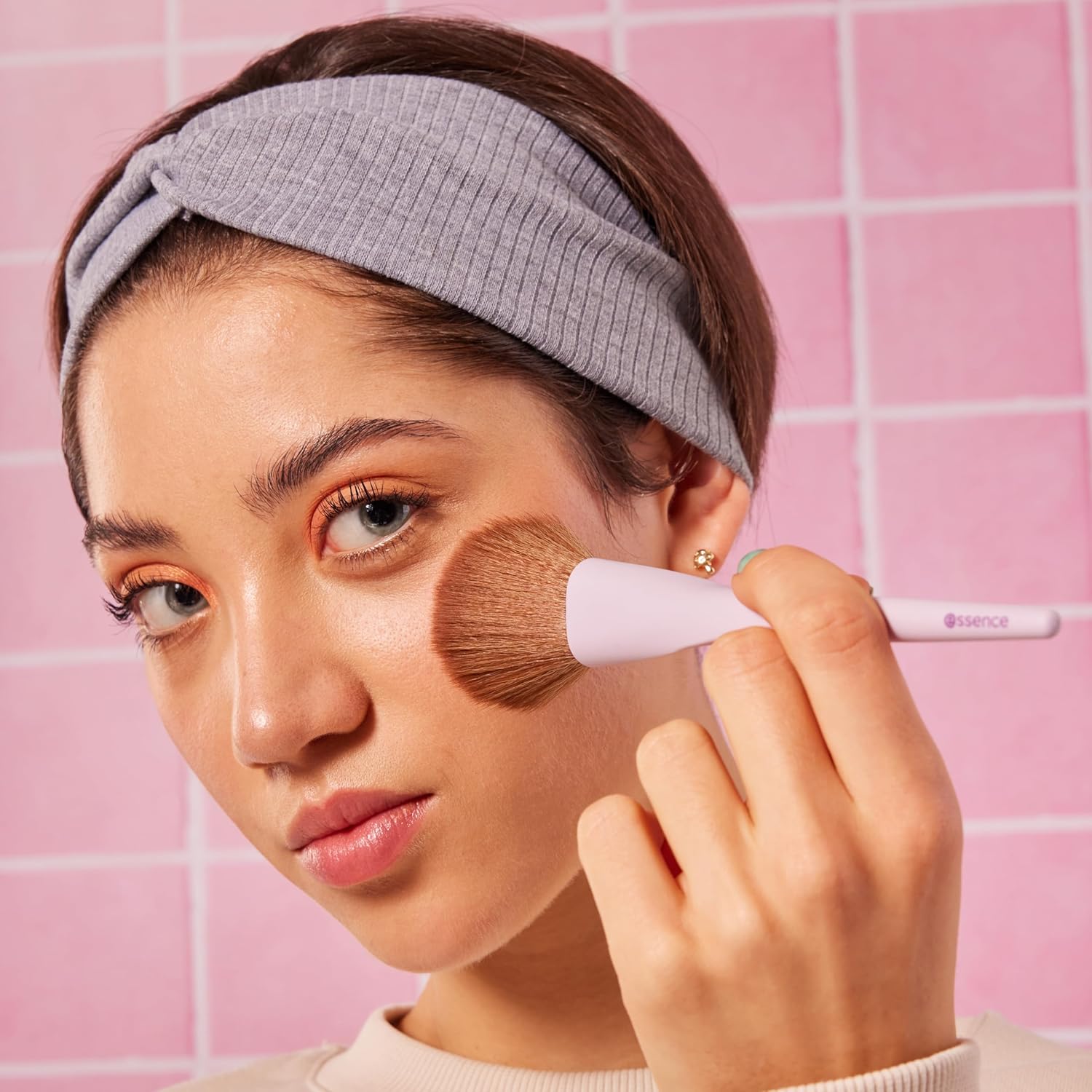 Essence Soft Bristle Vegan Cruelty-Free Makeup Powder Brush for Loose Pressed Powder - Image 4