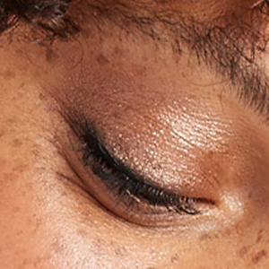 2-in-1 sensitive skin eye makeup with a built-in primer prevents creasing & smudging