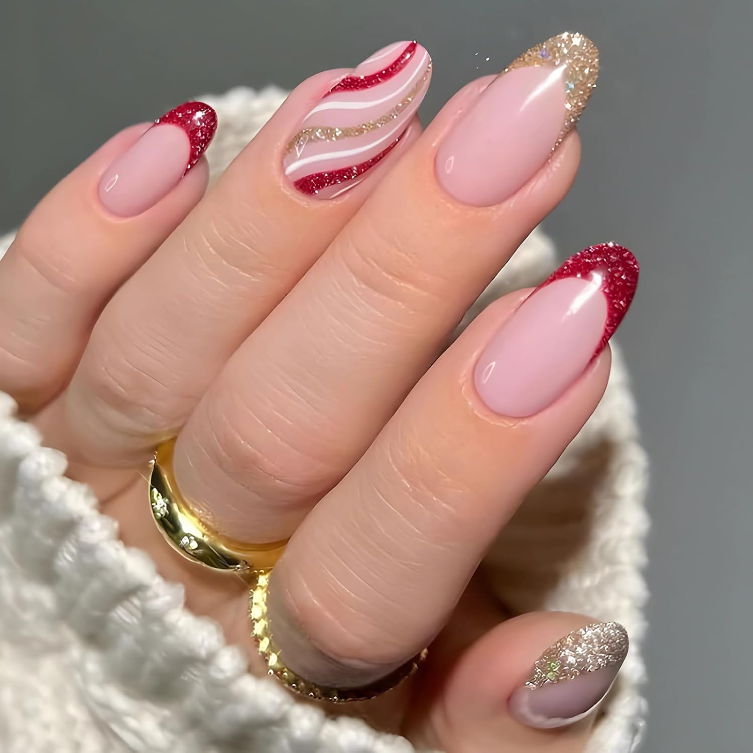 MISUD Christmas Press on Nails Short Square Fake Nails Glossy Glue on Xmas Nails Red Snowflake Acrylic Nails Squoval Artificial Nails Santa Claus Snowman False Nails with Design 24 pcs